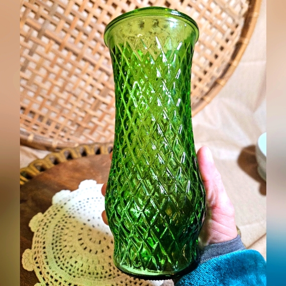 VTG CFG Diamond Pattern Emerald Green Glass Vase - Picture 9 of 13